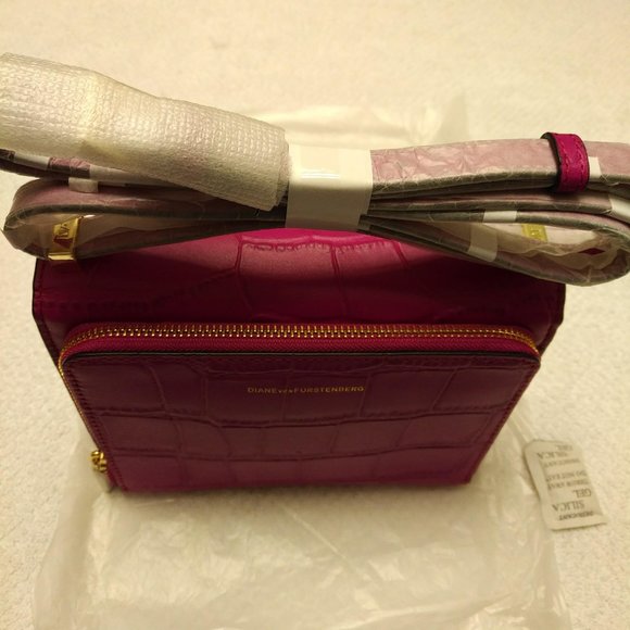 BRAND NEW DVF CROCODILE EMBOSSED LEATHER HANDBAG IN SUMMER BEET (FUSCHIA) COLOR - Picture 4 of 9